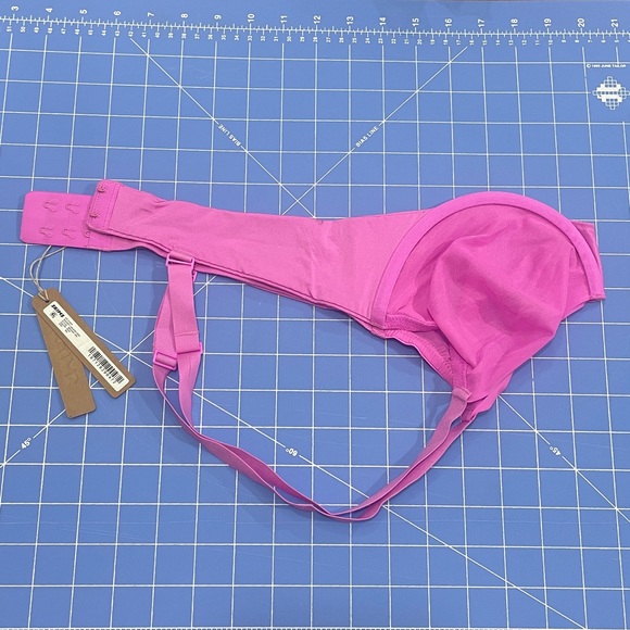 🦁SKIMS Style: No Show Molded Unlined Demi (BR-DEM-1883). - Picture 9 of 10